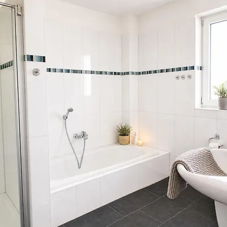 Semesterbostad Reetdachhaus 5, Inkl 2 Parkplaetze *